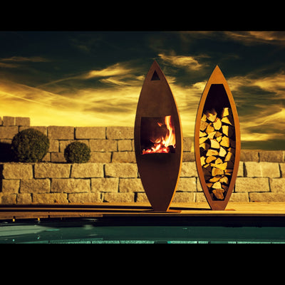 Holzlege Surf & Fire mit Feuerstelle und Holzlager im Rost Design