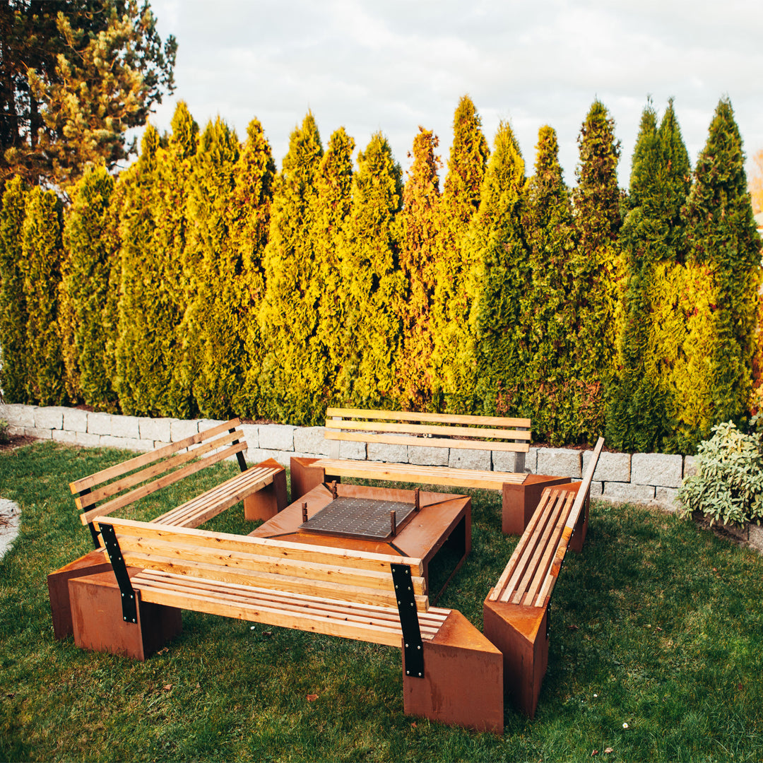 Feuerstelle "Good Times" mit Grill und Bänken im Edelrost Design