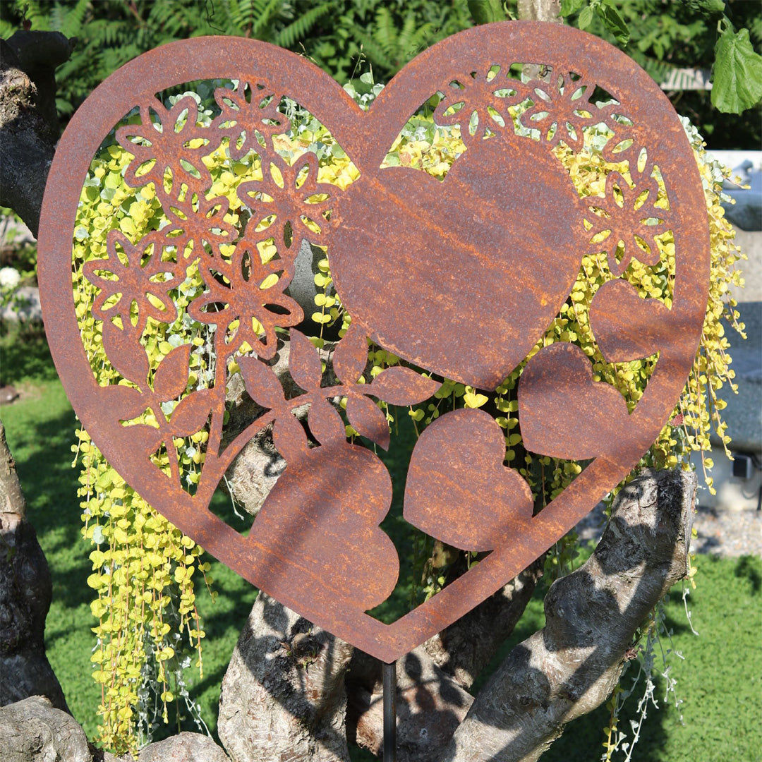 Gartenstecker Herzilein mit Blumen im Rost Design
