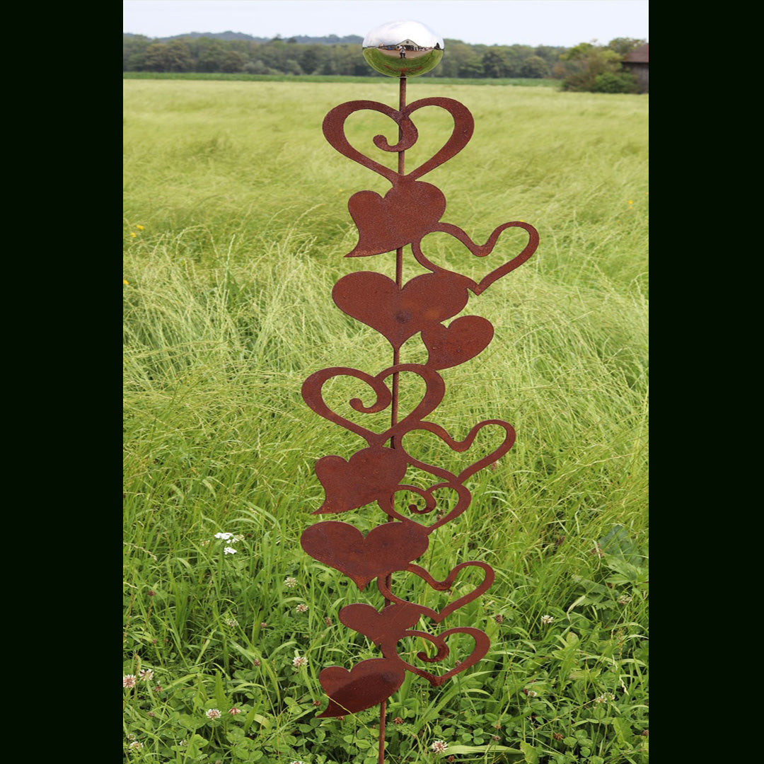 Gartenstecker Herzranke aus Metall im Edelrost Design