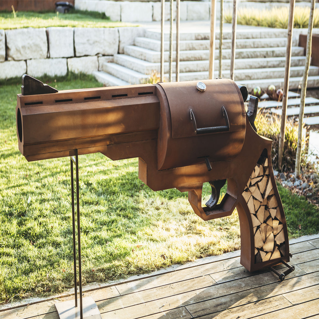 Holzkohlegrill "Smoking Gun" aus Metall im Pistolen Design