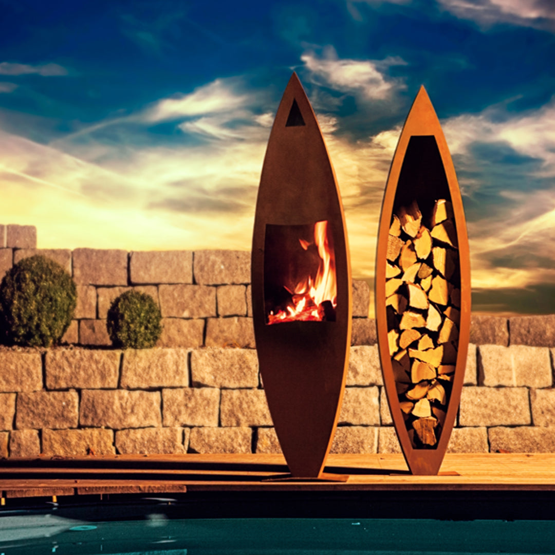 Holzlege Surf & Fire mit Feuerstelle und Holzlager im Rost Design
