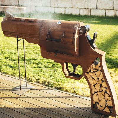 Holzkohlegrill "Smoking Gun" aus Metall im Pistolen Design