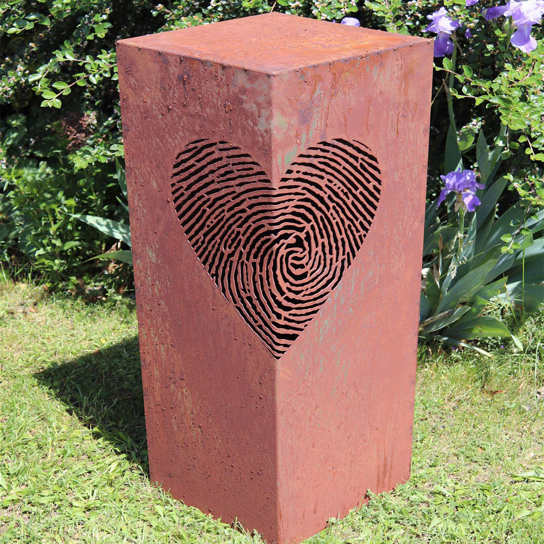 Säule Fingerabdruck mit Herz Deko Garten in Edelrost